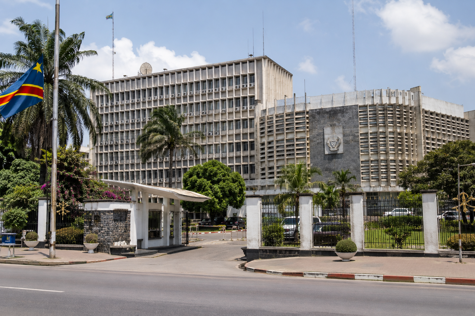 Bâtiment institutionnel à Kinshasa, siège de décision publique.