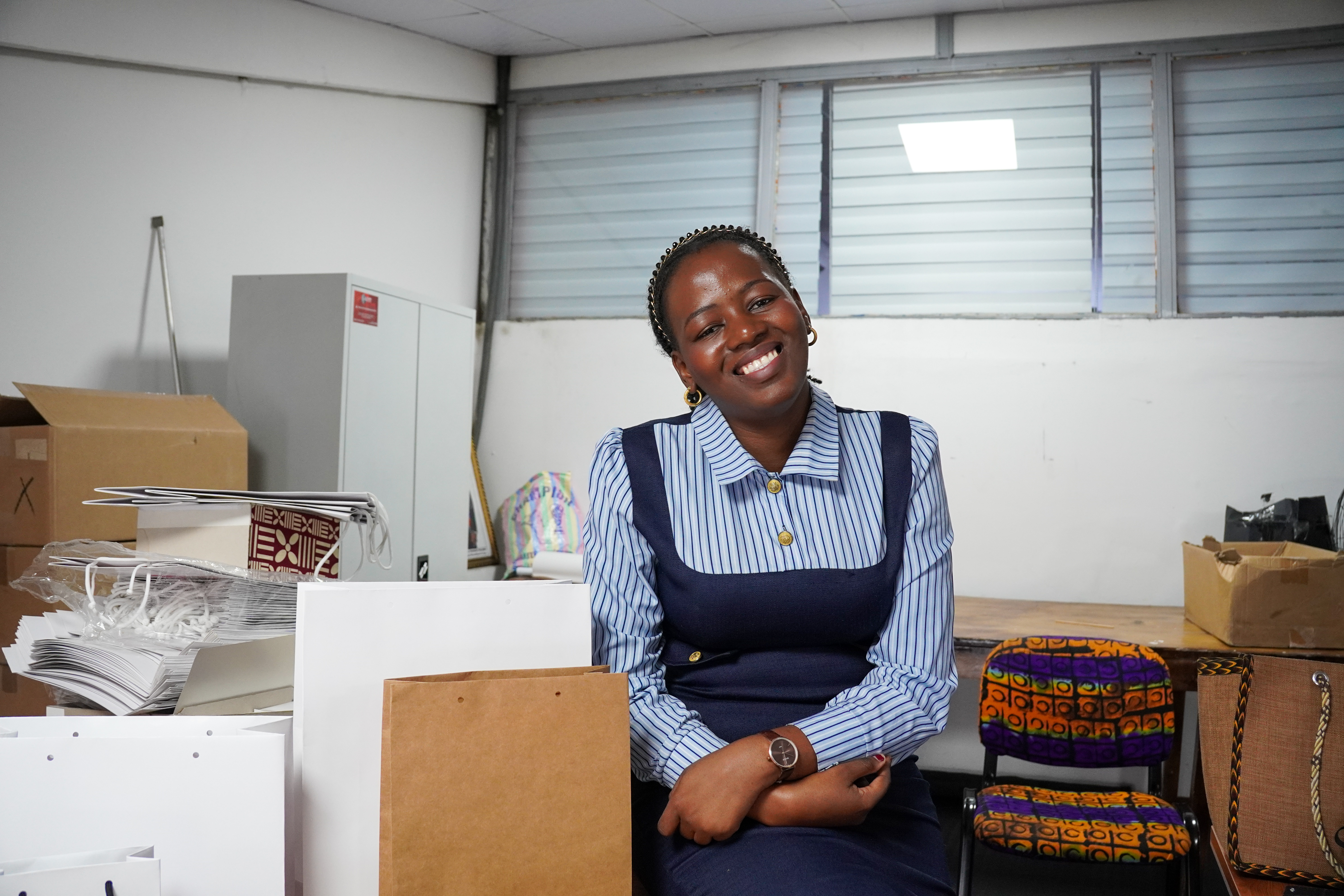 Dorcas, fondatrice de Mon Emballage, dans son atelier à Kinshasa.